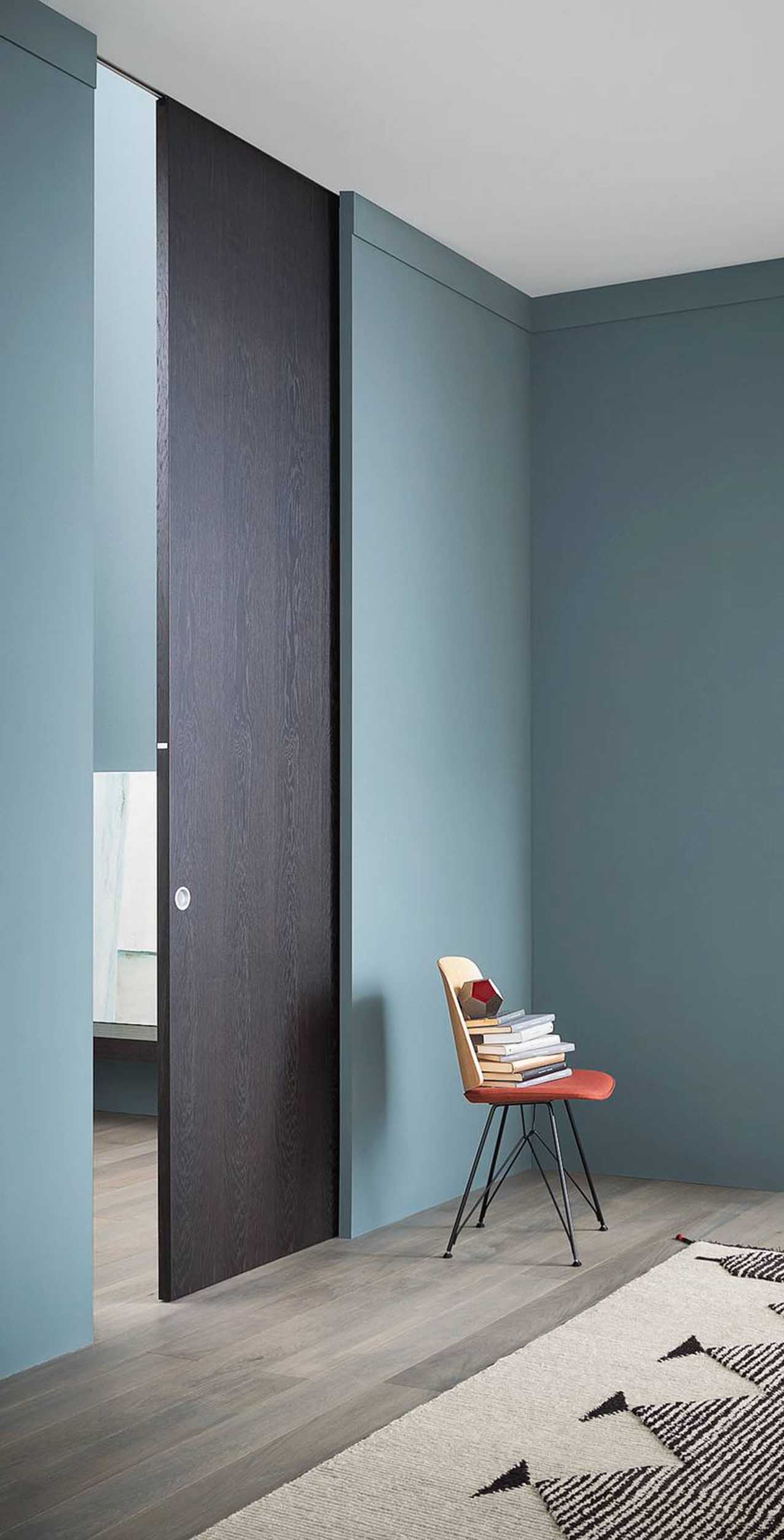 Sliding Pocket di Lualdi appartiene alla collezione Rasomuro 55, che prevede la completa integrazione
del serramento nel muro, con stipite invisibile
in alluminio. L'anta
in tamburato, qui in versione a tutta altezza, può avere
la maniglia a incasso
o a nottolino.
Prezzo da rivenditore. www.lualdiporte.com Sliding Pocket di Lualdi appartiene alla collezione Rasomuro 55, che prevede la completa integrazione
del serramento nel muro, con stipite invisibile
in alluminio. L'anta
in tamburato, qui in versione a tutta altezza, può avere
la maniglia a incasso
o a nottolino.
Prezzo da rivenditore. www.lualdiporte.com