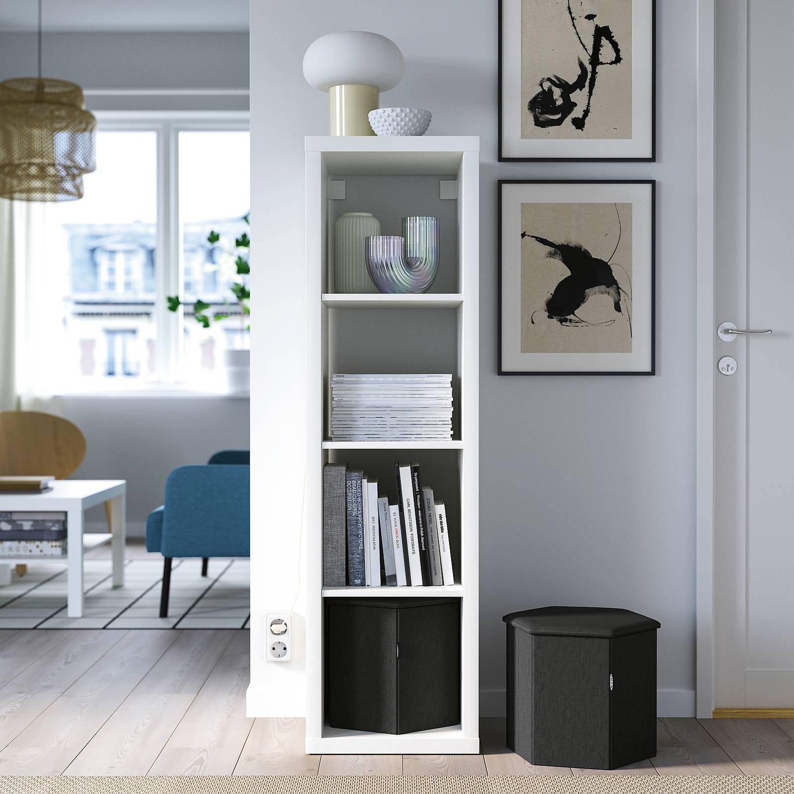 Il pouf Kjuge con tessuto Knisa grigio scuro misura Ø 38 x H 33 cm. Costa 12,95 euro. Lo scaffale bianco Kallax misura L 42 x P 39 x H 147 cm. Costa 49,95 euro. Tutto di Ikea. www.ikea.com