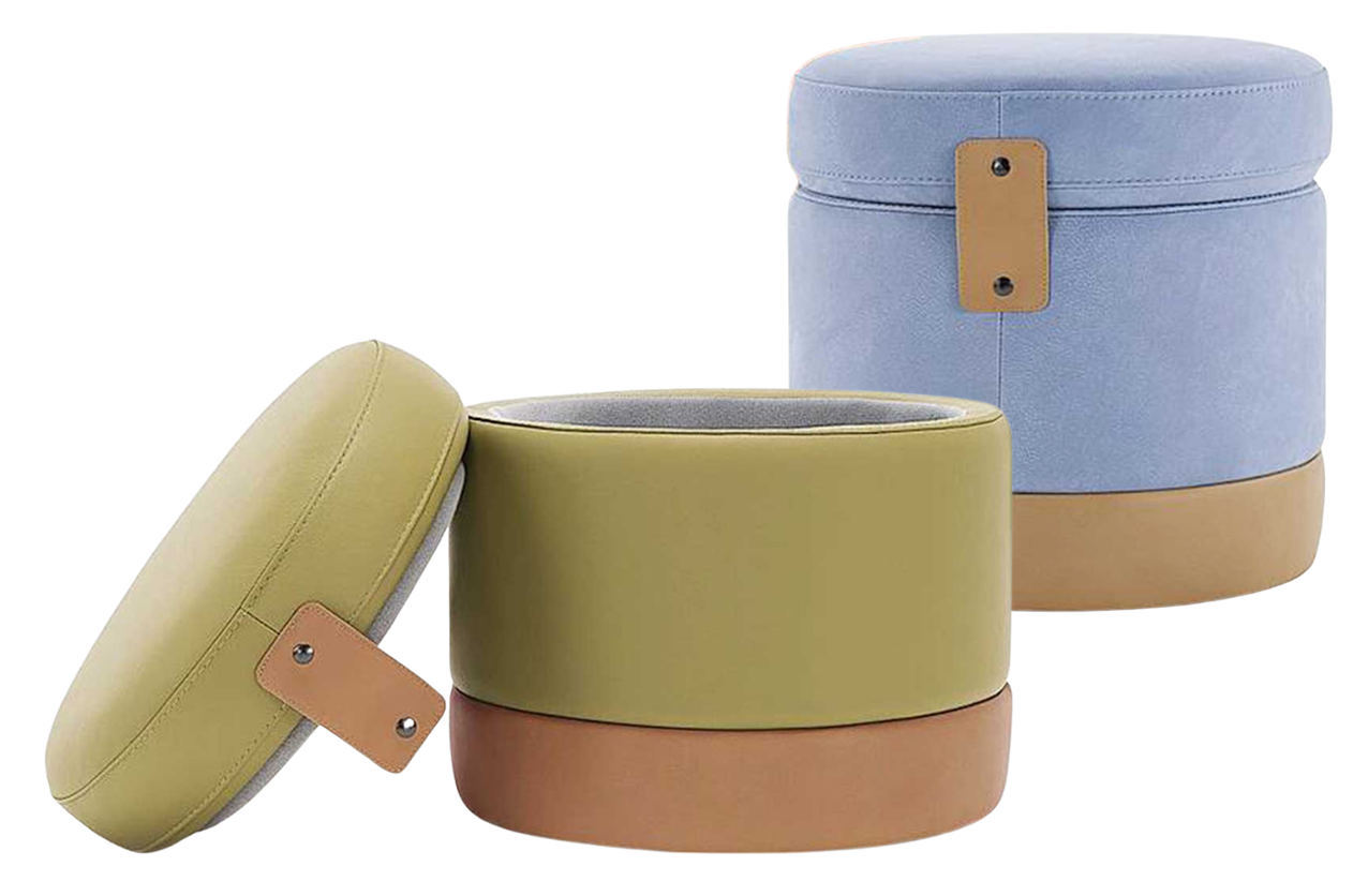 I pouf contenitore Tonder di Egoitaliano sono rivestiti in tessuto e pelle; la clip laccata mantiene il cuscino di seduta sempre in posizione. Uno misura Ø 50 x H 50 cm e costa da 550 euro. www.egoitaliano.com
