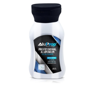 Professional Aluminium Cleaner di AluProp ripristina l’aspetto originale dell’alluminio anche dopo anni di esposizione. È perfetto per finestre, porte e infissi in alluminio anodizzato o verniciato. Crea una barriera invisibile contro acqua, sporco e agenti atmosferici, mantenendo l’alluminio brillante e protetto più a lungo. Prezzo 16,88 euro. www.amazon.it