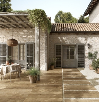 Effetto legno per Nodis XT20 di Ragno, gres porcellanato dalla superficie vissuta, con graffi e ventature che diventano dettagli di stile. Può creare continuità con l’interno ed è in due colori: Natural e Rovere, dalle tonalità calde. È resistente al gelo e all’abrasione profonda. Formato 40 x 120 cm, spessore 20 mm. www.ragno.it