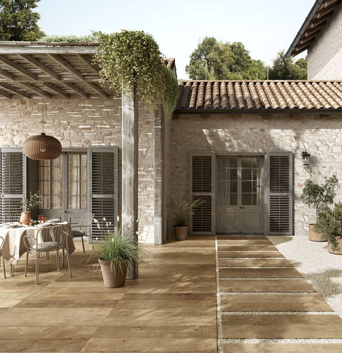 Effetto legno per Nodis XT20 di Ragno, gres porcellanato dalla superficie vissuta, con graffi e ventature che diventano dettagli di stile. Può creare continuità con l’interno ed è in due colori: Natural e Rovere, dalle tonalità calde. È resistente al gelo e all’abrasione profonda. Formato 40 x 120 cm, spessore 20 mm. www.ragno.it