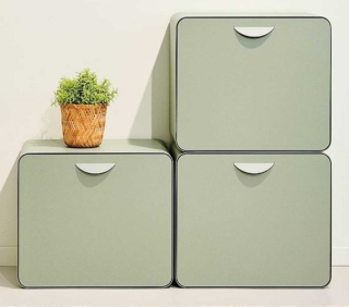 La scarpiera Maru di Hiro Design, in acciaio verniciato a polvere effetto goffrato, può essere appoggiata a terra o appesa a parete. Ogni modulo, che può contenere 4 paia di scarpe, è chiuso da uno sportellino con maniglia minimale, ricavata direttamente sul battente. Un modulo misura L 46,5 x P 29 x H 40,5 cm e costa 209 euro. hiro.design