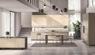 La composizione lineare Motus di Scavolini, design Vittore Niolu, ha basi con ante in decorativo Rovere Gessato, abbinate ai pensili con ante in laccato lucido Cipria. La barra portaccessori “Rail” in alluminio Nero, completa di luce led nella parte superiore e inferiore, è un prezioso corredo che attribuisce piena funzionalità alla cucina, completata dal raffinato top, con lavello e piano cottura, realizzato in laminato Onice Perla. A destra, colonne elettrodomestici e dispensa con ante in decorativo Rovere Gessato; al centro, tavolo Letter con piano in laminato Top Gold e struttura Bronzo  e sedie SAM. A sinistra, madia Sideboard in laccato dogato lucido Cipria con piano in vetro Bocciardato Bronzo. Prezzo su richiesta. www.scavolini.com