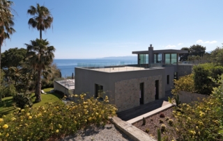 Villa G si affaccia sul mare ed è in stretta relazione con la natura circostante, anche grazie ai serramenti di Schüco Italia. Pics Courtesy of Santoro Group srl Villa G si affaccia sul mare ed è in stretta relazione con la natura circostante, anche grazie ai serramenti di Schüco Italia. Pics Courtesy of Santoro Group srl