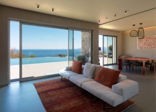 L'alzante scorrevole di Schüco Italia è pratico da movimentare. Pics Courtesy of Santoro Group srl L'alzante scorrevole di Schüco Italia è pratico da movimentare. Pics Courtesy of Santoro Group srl