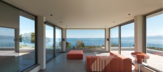 Le grandi vetrate dei serramenti alluminio di Schüco Italia creano un forte legame con il paesaggio. Pics Courtesy of Santoro Group srl Le grandi vetrate dei serramenti alluminio di Schüco Italia creano un forte legame con il paesaggio. Pics Courtesy of Santoro Group srl