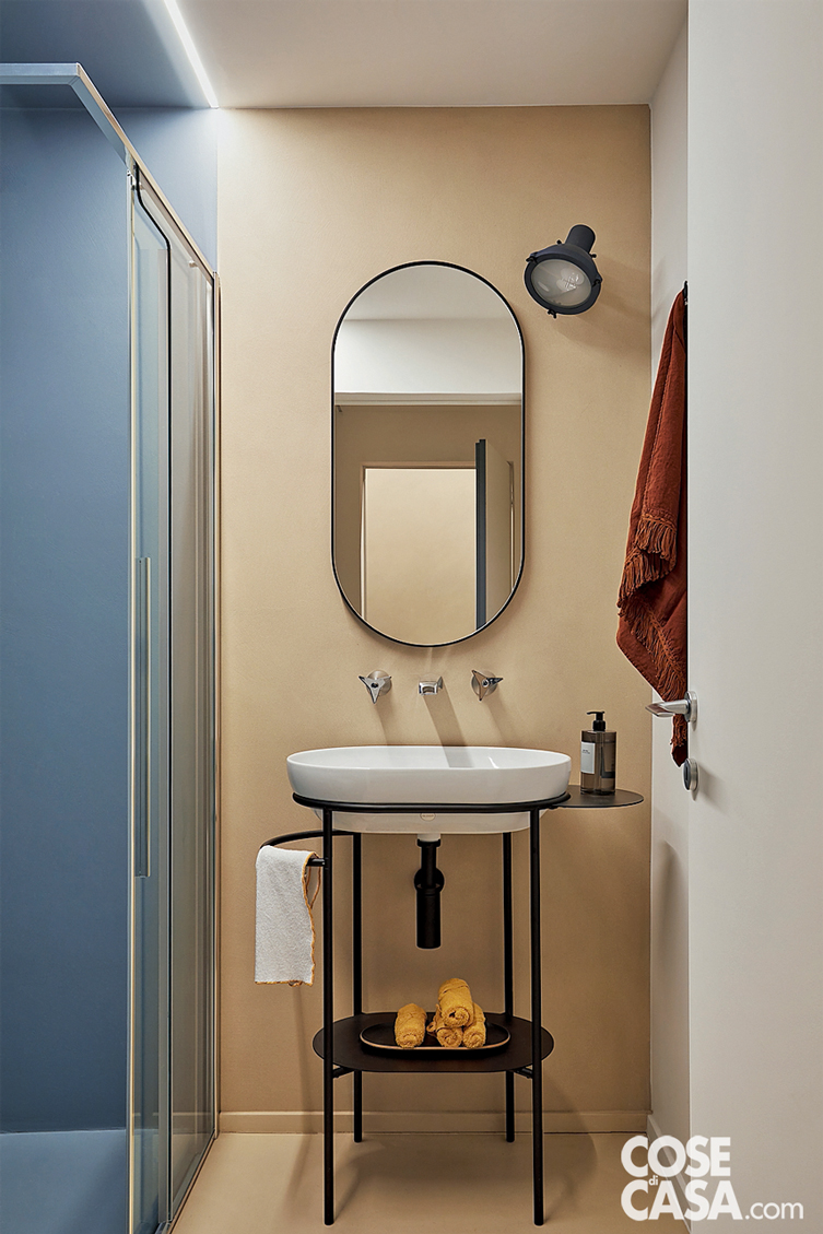Secondo bagno con box-doccia, mobile lavabo retrò e specchio Secondo bagno con box-doccia, mobile lavabo retrò e specchio