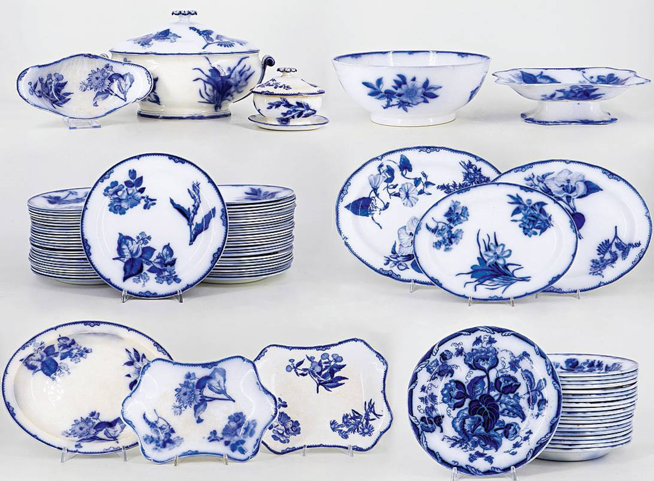 Il set è composto da cinquantaquattro piatti piani, tre alzate, due legumiere ovali, sei diversi piatti da portata ovali, altri otto piatti
da portata di forma differente, una zuppiera e una salsiera, entrambe
con coperchio, una insalatiera e venti piatti fondi di simile decoro.
La superficie è decorata da uno scenografico motivo
a fiori, resi fin nei minimi dettagli, nei toni del blu
che risaltano sul fondo chiaro.
Si ringrazia per la foto Il Ponte Casa d'Aste, www.ponteonline.com Il set è composto da cinquantaquattro piatti piani, tre alzate, due legumiere ovali, sei diversi piatti da portata ovali, altri otto piatti
da portata di forma differente, una zuppiera e una salsiera, entrambe
con coperchio, una insalatiera e venti piatti fondi di simile decoro.
La superficie è decorata da uno scenografico motivo
a fiori, resi fin nei minimi dettagli, nei toni del blu
che risaltano sul fondo chiaro.
Si ringrazia per la foto Il Ponte Casa d'Aste, www.ponteonline.com