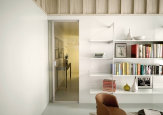 Complanare
Il sistema Rasomuro
di Flessya, senza cornici, dona un effetto di complanarità con la parete grazie all’anta a filo.
In foto, il modello K00 della linea Kikka, finitura rovere Cenere, integra un vetro trasparente con decoro Materia, composto da fili metallici interni, in versione Flamengos. Costa 2.645 euro + Iva. www.flessya.com Complanare
Il sistema Rasomuro
di Flessya, senza cornici, dona un effetto di complanarità con la parete grazie all’anta a filo.
In foto, il modello K00 della linea Kikka, finitura rovere Cenere, integra un vetro trasparente con decoro Materia, composto da fili metallici interni, in versione Flamengos. Costa 2.645 euro + Iva. www.flessya.com