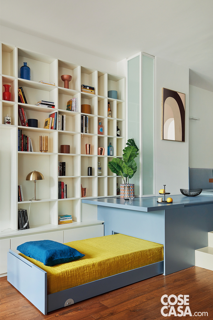 Soggiorno con libreria e letto estraibile Soggiorno con libreria e letto estraibile