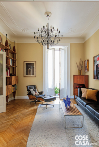 Soggiorno-con-libreria,-poltrona-relax-e-lampadario Soggiorno-con-libreria,-poltrona-relax-e-lampadario