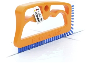 Fuginator Spazzola per piastrelle è adatta per pulire efficacemente direttamente nella fessura. Grazie alla fila di setole corte sul lato anteriore, la pulizia delle articolazioni dei battiscopa e delle fughe delle piastrelle si ottiene senza sforzo. Prezzo 13,75 euro. www.amazon.it Fuginator Spazzola per piastrelle è adatta per pulire efficacemente direttamente nella fessura. Grazie alla fila di setole corte sul lato anteriore, la pulizia delle articolazioni dei battiscopa e delle fughe delle piastrelle si ottiene senza sforzo. Prezzo 13,75 euro. www.amazon.it