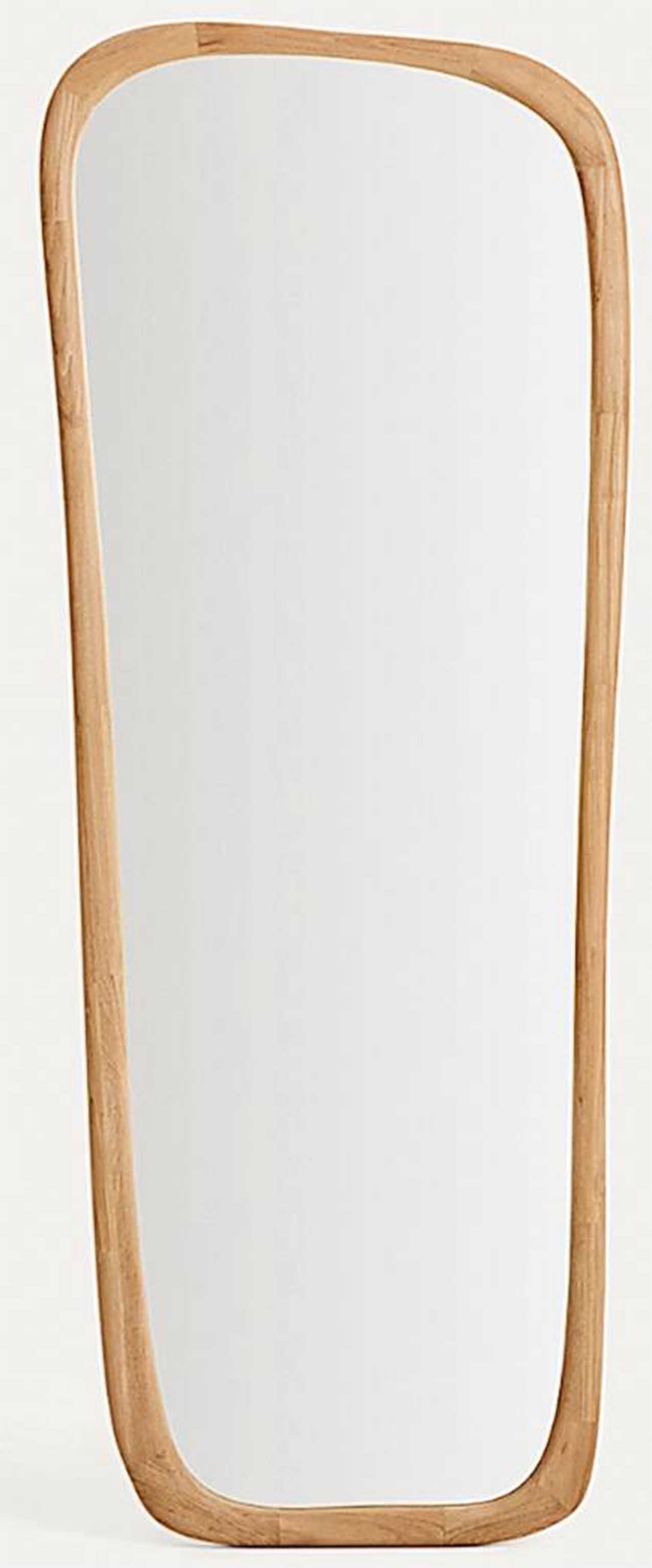 Con cornice in legno di teak (100% FSC®) Alura di Kave Home ha un design dal sapore nordico. Misura L 61 x H 158 cm e costa 395 euro www.kavehome.com Con cornice in legno di teak (100% FSC®) Alura di Kave Home ha un design dal sapore nordico. Misura L 61 x H 158 cm e costa 395 euro www.kavehome.com