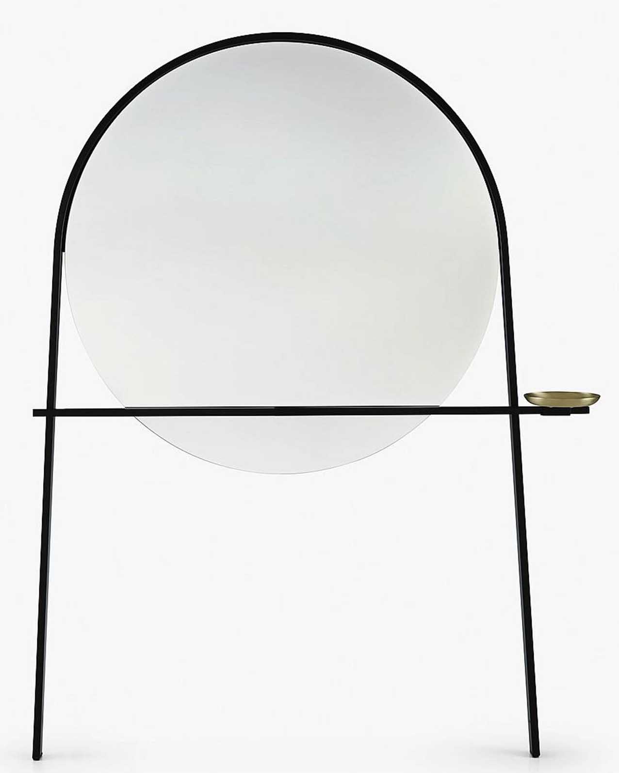 Specchio e appendiabiti, Goeffrey di Ligne Roset dal design minimalista include anche un piccolo vassoio portaoggetti in ottone spazzolato. La struttura è in acciaio laccato nero. Misura L 147,5 x H 192 cm e costa 1.334 euro. www.ligne-roset.com Specchio e appendiabiti, Goeffrey di Ligne Roset dal design minimalista include anche un piccolo vassoio portaoggetti in ottone spazzolato. La struttura è in acciaio laccato nero. Misura L 147,5 x H 192 cm e costa 1.334 euro. www.ligne-roset.com