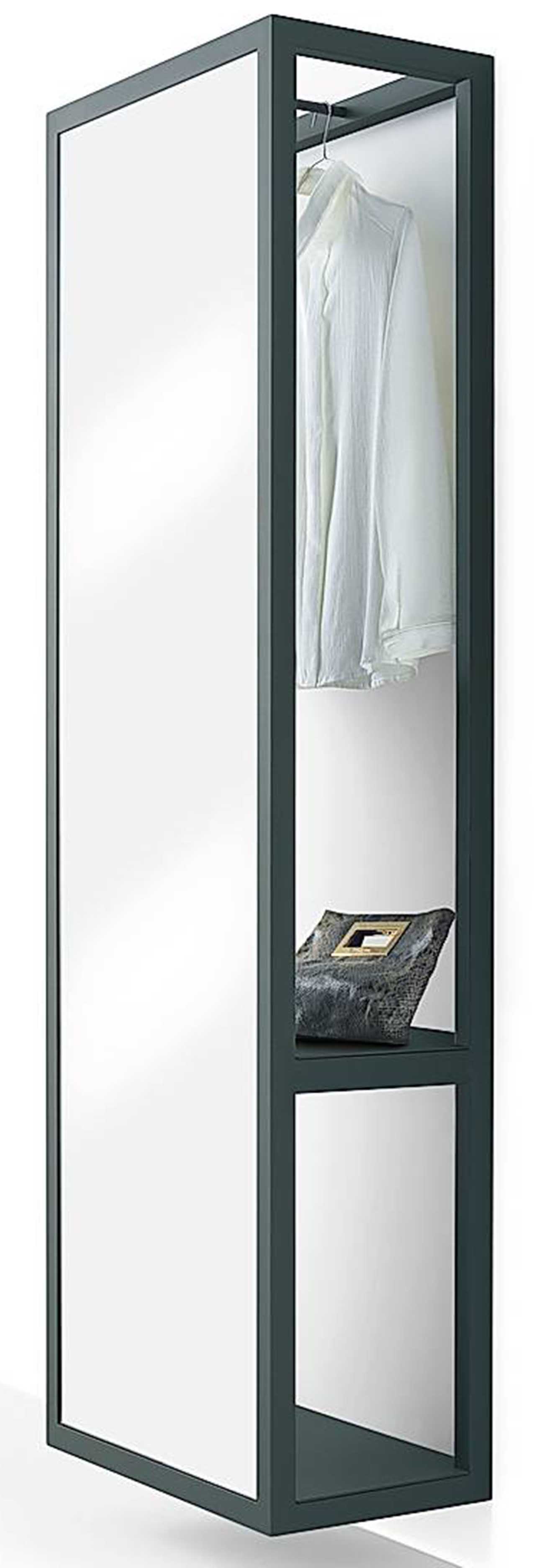 Mirrors di Fantin è dotato di ripiani
e barra appendiabiti. Misura L 60 x P 35 x H 180 cm. Costa 1.906 euro. www.www.fantin.com