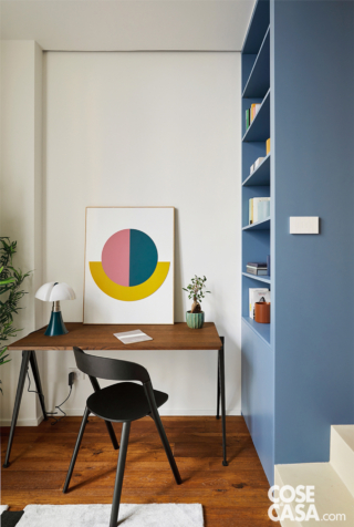 Nello studio la scrivania in nicchia con gambe a cavalletto e piano in legno e il quadro appoggiato sopra sono di Maisons du Monde; la sedia nera è Pila di Magis Design, la lampada da tavolo Pipistrello di Martinelli Luce, design Gae Aulenti. A destra, libreria realizzata su disegno da Ferrari Arredamenti. Le pareti sono rivestite con resina decorativa Patina Living Color Collection di Kerakoll. Nello studio la scrivania in nicchia con gambe a cavalletto e piano in legno e il quadro appoggiato sopra sono di Maisons du Monde; la sedia nera è Pila di Magis Design, la lampada da tavolo Pipistrello di Martinelli Luce, design Gae Aulenti. A destra, libreria realizzata su disegno da Ferrari Arredamenti. Le pareti sono rivestite con resina decorativa Patina Living Color Collection di Kerakoll.