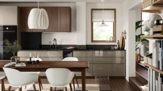 La composizione cucina con ante VOXTORP e SINARP di Ikea unisce estetica contemporanea e funzionalità. Le tonalità neutre e l’assenza di maniglie tradizionali contribuiscono a creare un ambiente elegante, ordinato e visivamente leggero. Al centro trova posto il tavolo SKANSNÄS, che reinterpreta il design svedese tradizionale attraverso linee essenziali e dettagli raffinati. Realizzato con piano in impiallacciatura spessa e bordi in legno massiccio, valorizza le naturali venature del materiale. La prolunga a farfalla integrata e nascosta sotto il piano permette di trasformarlo facilmente da 4 a 6 posti a sedere. Dimensioni: 150/205 x 90 cm. Prezzo del tavolo 649 euro. www.ikea.com