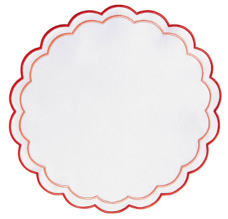 La tovaglietta americana con profili a festone (Scalloped Placemat Embroidered Red & Pink di Maison Flâneur) dialoga per contrasto con il piatto antico. www.maisonflaneur.com. La tovaglietta americana con profili a festone (Scalloped Placemat Embroidered Red & Pink di Maison Flâneur) dialoga per contrasto con il piatto antico. www.maisonflaneur.com.