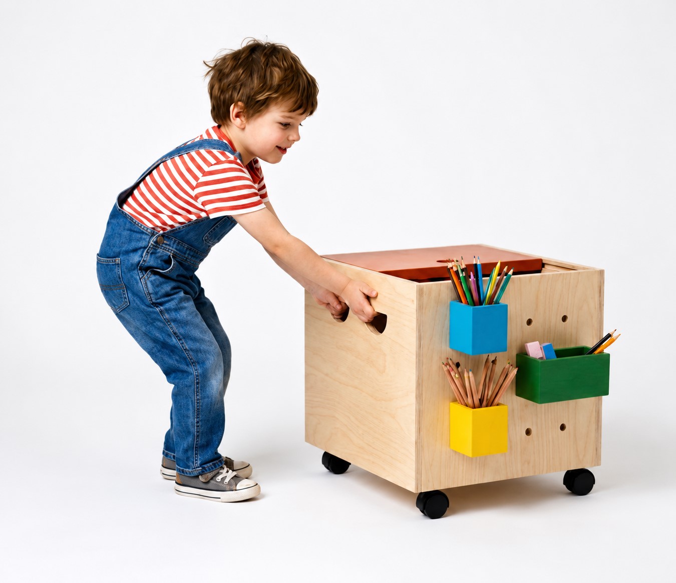 Willy, un “carrello” delle passioni,
minimale cubo su ruote, contenitore da spingere con all’interno i giocattoli, per poi essere piano di
appoggio per disegnare e tenere ordinati libri, fogli e pastelli, con pannelli scorrevoli e tasche che
diventano infine punto di appoggio degli oggetti di un adolescente. Willy, un “carrello” delle passioni,
minimale cubo su ruote, contenitore da spingere con all’interno i giocattoli, per poi essere piano di
appoggio per disegnare e tenere ordinati libri, fogli e pastelli, con pannelli scorrevoli e tasche che
diventano infine punto di appoggio degli oggetti di un adolescente.