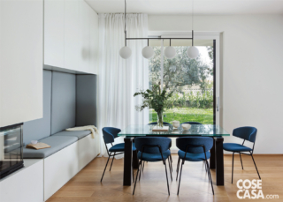 Zona pranzo con tavolo, sedie e lampadario Zona pranzo con tavolo, sedie e lampadario