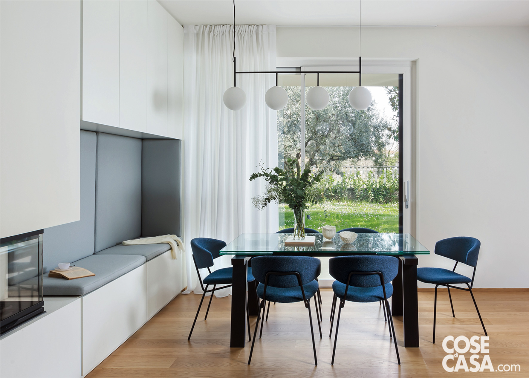 Zona pranzo con tavolo, sedie e lampadario Zona pranzo con tavolo, sedie e lampadario