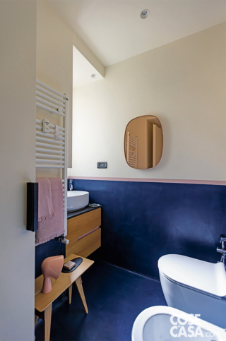 bagno con parete blu e rosa bagno con parete blu e rosa