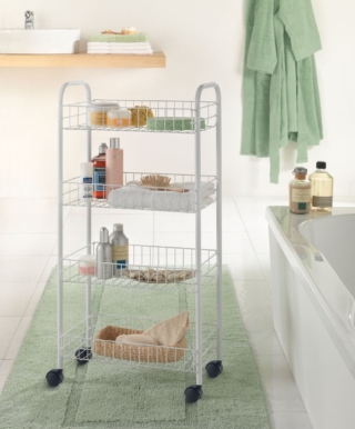 Ha quattro ruote piroettanti il carrello Pisa bianco di Leroy Merlin in acciaio e con quattro piami smontabili. Misura L 41 x P 23 x H 84 cm. Prezzo 15,99 euro. www.leroymerlin.it