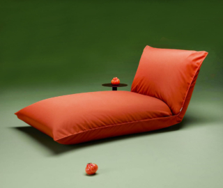 Morbida e accogliente la chaise longue Brezza Relax di S-CAB che permette di prendere il sole in giardino in totale relax grazie al suo aspetto che ricorda quello di un maxi-cuscino disponibile con  diverse varianti di rivestimento. Può essere aggiunto un tavolino integrabile che offre una pratica superficie di appoggio di dimensioni compatte. Misura L 160 x P 80 x H 88 cm. Prezzo su richiesta. https://www.s-cab.it
