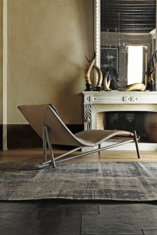 Donovan di Cattelan Italia, con base in acciaio verniciato goffrato, ha la scocca in legno imbottita e rivestita in tessuto e un soffice cuscino per un maggiore comfort della seduta. Misura L 75 cm x P 178 x H 76 cm e costa da 1.862 euro. www.cattelaitalia.com