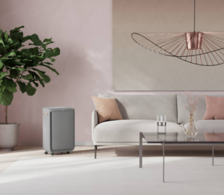 2 in 1, Pure 700 EPU72571UG di Electrolux ha deflettori oscillanti con 3 diverse opzioni per erogare un flusso di aria purificata e fresca: grazie all'innovativo sistema Pure2Me, è infatti possibile dirigere il flusso di aria filtrata in modo mirato. Il sistema di filtraggio antibatterico e antivirale a 4 fasi, con prefiltro, HEPA e carbone attivo, cattura fino al 99,97% delle particelle sospese nell'aria pari a 0,3 micron (μm), come polvere domestica, peli di animali, polline di alberi ed erba. Può essere gestito anche da remoto tramite app. Misura L 41 x P 26 x H 65 cm. Prezzo 499,99 euro. www.electrolux.it