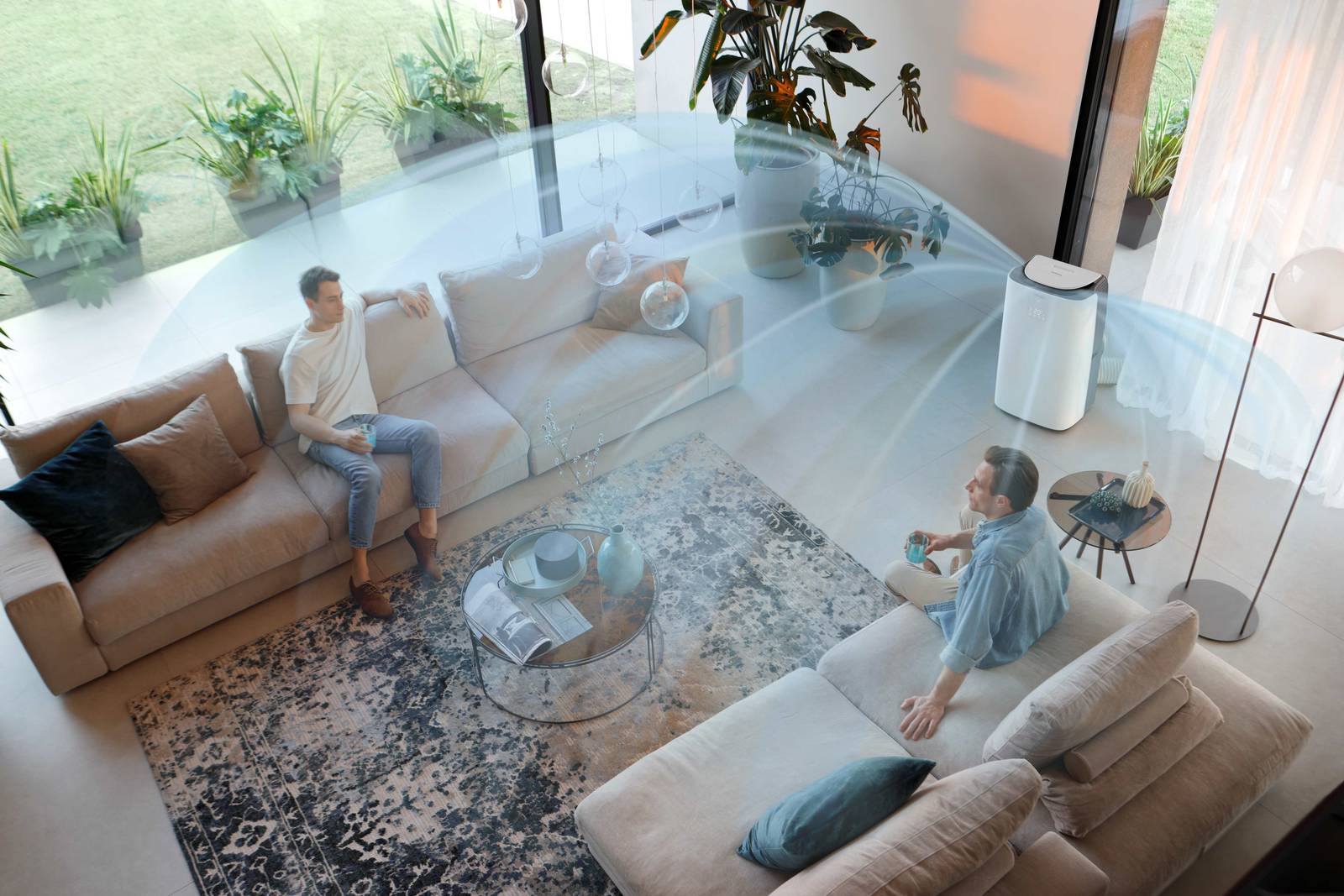Dotato di tecnologia Inverter, Pinguino AP140i GentleJet di Dè Longhi modula il funzionamento del compressore in base alle condizioni dell’ambiente, contribuendo a ridurre i consumi e i tempi di raffrescamento. La tecnologia Arctic Gentle Surround garantisce inoltre una diffusione dell’aria più delicata e uniforme, evitando getti diretti. Ha potenza di 14.000 Btu/h ed è indicato per ambienti fino a 140 mq. Misura L 46 x P 36 x H 81 cm. Prezzo 1.049,00 euro. www.delonghi.com