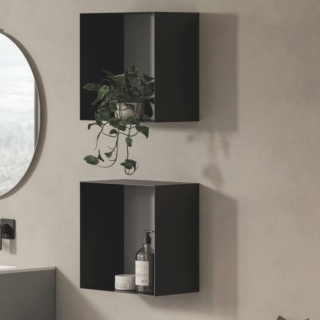 Ha forma quadrata il contenitore in metallo nero opaco di Xilon con schienale in Basic White rimovibile con calamite. Misura L 35 x P 20 x H 35 cm. Prezzo 126 euro. www.xilon.it