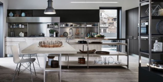 Domina l'ampia composizione Ethica Decorativo di Veneta Cucine la grande isola che si sviluppa a “L” ed è composta da un bancone snack e da una scaffalatura in metallo con piani in Decorativo Beige come le ante delle basi. Le ante lisce dei pensili e delle colonne sono declinate nella finitura Silk Grigio Piombo. Prezzo su richiesta. https://www.venetacucine.com