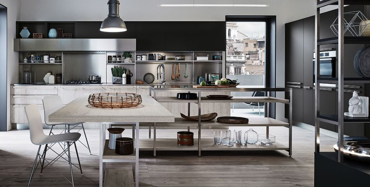 Domina l'ampia composizione Ethica Decorativo di Veneta Cucine la grande isola che si sviluppa a “L” ed è composta da un bancone snack e da una scaffalatura in metallo con piani in Decorativo Beige come le ante delle basi. Le ante lisce dei pensili e delle colonne sono declinate nella finitura Silk Grigio Piombo. Prezzo su richiesta. https://www.venetacucine.com