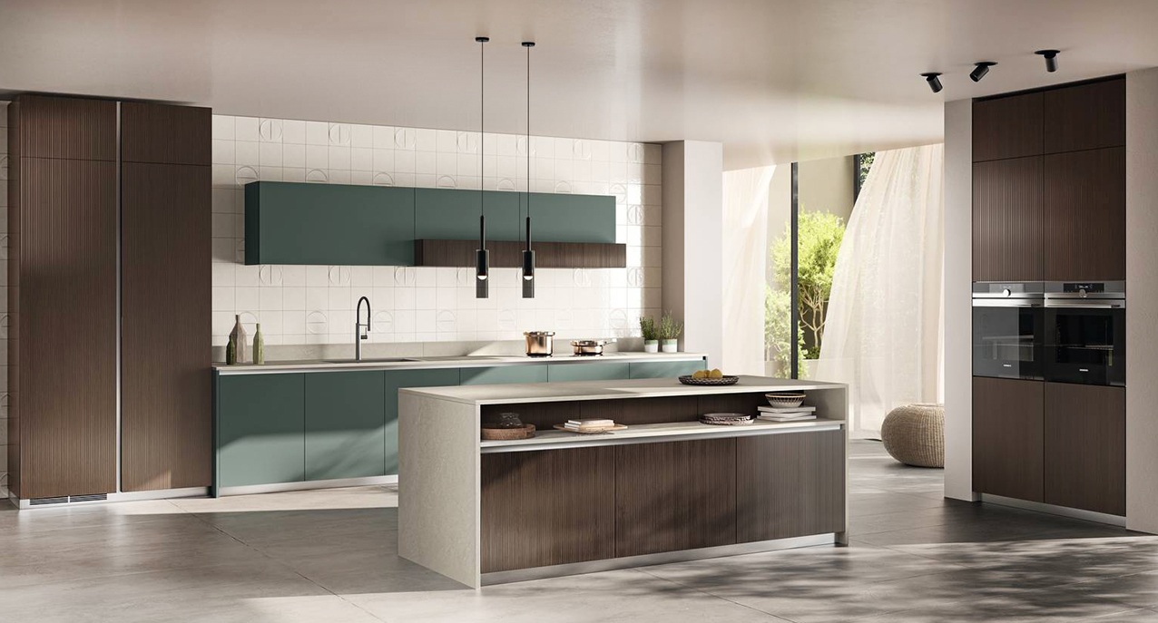 La cucina Mira di Scavolini si articola in una composizione lineare a parete, con le ante della basi e dei pensili in Fenix NTM® Verde Comodoro, e una grande isola con il piano libero in Gres Porcellanato Moon e le basi in decorativo Lodge come le colonne. Il vano sotto il top permette di appoggiare  stoviglie e accessori e alleggerisce la struttura. Prezzo su richiesta. https://www.scavolini.com