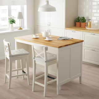 Stile country per la piccola isola indipendente della serie Tornviken di Ikea Italia: può essere sistemata al centro di composizioni diverse per avere una superficie di lavoro extra e avere a disposizione un comodo bancone snack. Il top è impiallacciato in rovere, un materiale naturale che può essere smerigliato e trattato nel tempo. Misura L 126 x P 77 x H 90 cm. Prezzo 399 euro. https://www.ikea.com