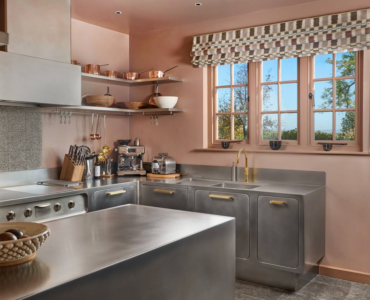 Dimensioni contenute per la cucina sartoriale Ego di Abimis che si articola in una composizione lineare ad angolo e in un'isola, appoggiata a parete, che funge da elemento separatore tra la zona operativa e il living. Gli arredi sono completamente realizzati in acciaio inox AISI 304, con lavorazione orbitata che lo rende setoso al tatto, che danno vita ad una superficie continua, interrotta solo dalla presenza delle maniglie in ottone. Prezzo su progetto. https://abimis.com