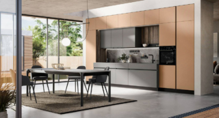 Tra le colonne, con le ante in laccato UV eccimeri opaco cuoio, della cucina Cloe di Arredo3 trova posto la grande nicchia con la zona operativa caratterizzata da basi avanzate e pensili in laccato UV eccimeri opaco grigio Orion. Il top e lo schienale sono realizzati in Laminam Pietra Grey. Prezzo su richiesta. https://www.arredo3.com