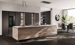 La composizione a colonne con ante Sail in laccato opaco Grigio Ferro è interrotta dalla presenza di due nicchie nella cucina Regola di Scavolini. L'ampia isola ha le ante delle basi realizzate in vetro lucido Grigio Tundra e il piano in Gres Invisible Light, abbinato al piano in Acciaio nella finitura satinata su cui sono trovano posto le zone lavaggio e cottura. Prezzo su richiesta. https://www.scavolini.com