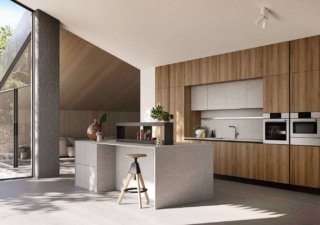 Nella cucina Up Design di Ar-Tre la zona lavaggio è posizionata in un'ampia nicchia tra le colonne e i pensili con le ante in melaminico effetto legno con venatura a vista. L'isola, dalla forma squadrata nella finitura pietra grigia, ospita il piano cottura e un pratico bancone snack. Prezzo su richiesta. https://www.ar-tre.it