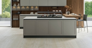 Infinity di Stosa Cucine, con top Dekton Entzo, ha le ante in Pet opaco Grigio Fumo, mentre la boiserie in termostrutturato in finitura Rovere Liquirizia è accessoriata con elementi Combo Line e vetrine Addendum. Prezzo da rivenditore. www.stosacucine.com Infinity di Stosa Cucine, con top Dekton Entzo, ha le ante in Pet opaco Grigio Fumo, mentre la boiserie in termostrutturato in finitura Rovere Liquirizia è accessoriata con elementi Combo Line e vetrine Addendum. Prezzo da rivenditore. www.stosacucine.com