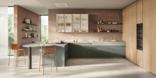 Una penisola compatta, con il piano colazione circolare nella finitura Cosmopolite Mint, per la cucina Essenza di Scavolini che ha le ante delle basi in decorativo Selva e quelle delle colonne in Rovere Gold. I pensili hanno le ante in vetro Screen e il telaio in alluminio finitura Champagne; il piano della cucina è in gres porcellanato Perla. Prezzo su richiesta. https://www.scavolini.com