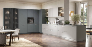 La cucina ad angolo Moon 2 di Moretti Compact Cucine si sviluppa in due parti: da un lato presenta una serie di capienti colonne attrezzate, con ante in vetro Dogato Masterline, dall'altro pensili e mensole e una piccola penisola, che termina oltre la parete, con il top che si allunga in un piano snack. La composizione ha le basi e i pensili in laccato opaco Grigio Luce mentre le colonne sono in laccato opaco Ardesia. Un modulo base da 60 cm con anta a battente, prezzo a partire  da 248 euro + IVA. https://moretticompact.it