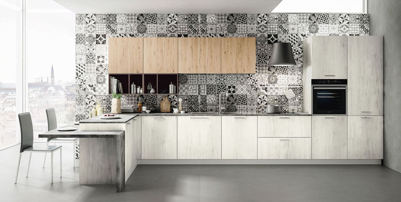 La cucina componibile Pratika di Conforama si sviluppa linearmente a parete e ha una penisola laterale, di dimensioni contenute, con un comodo piano snack integrato che permette di consumare pasti veloci grazie alla presenza di comode sedie. La composizione base misura L 300 x P 60 x H 216/240 cm, prezzo 1.790 euro (esclusi elettrodomestici, lavello, rubinetto ed accessori). https://www.conforama.it