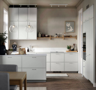 Le nuove ante Aspudden per la cucina di Ikea Italia che è caratterizzata dalla presenza di una piccola penisola che separa la zona operativa dal living e aumenta il piano di appoggio a disposizione. Il frontale in lamina grigio chiaro rende l'ambiente luminoso e funzionale perché è resistente all’umidità e alle macchie ed è facile da pulire nella quotidianità. Un'anta misura L 30 x P 60 cm, prezzo 31 euro. https://www.ikea.com