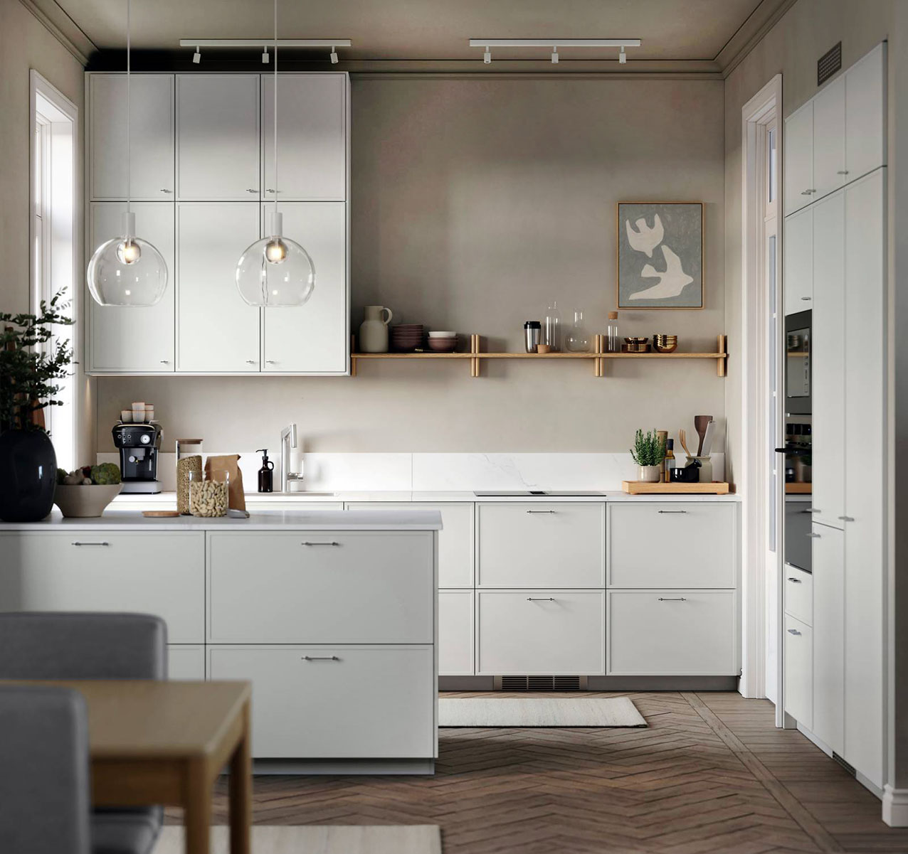 Le nuove ante Aspudden per la cucina di Ikea Italia che è caratterizzata dalla presenza di una piccola penisola che separa la zona operativa dal living e aumenta il piano di appoggio a disposizione. Il frontale in lamina grigio chiaro rende l'ambiente luminoso e funzionale perché è resistente all’umidità e alle macchie ed è facile da pulire nella quotidianità. Un'anta misura L 30 x P 60 cm, prezzo 31 euro. https://www.ikea.com