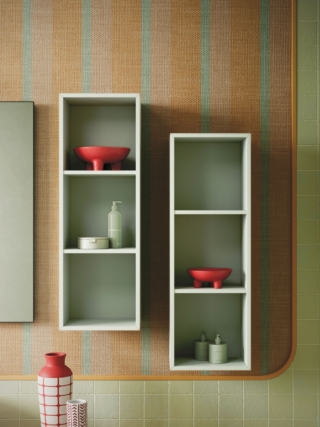 Fanno parte della collezione Street i due elementi verticali Kubo Folding di Arbi Arredobagno in laccato Tè verde opaco. Ciascuno misura L 25 x P 20,8 x H 73,4 cm. Prezzo su richiesta. www.arbiarredobagno.it
