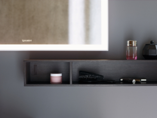 Lo si può sistemare, per esempio, sotto lo specchio l’elemento a giorno della serie L-Cube di Duravit nella versione orizzontale. È disponibile nelle larghezze di 80 e 100 cm e in svariate finiture. Nella misura L 80 x P 14 x H 12 cm in Rovere nero costa 589 euro. www.duravit.it