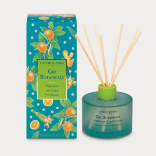 Diffusore di profumo per ambienti con bastoncini in legno che diffonde note agrumate, aromatiche e delicatamente muschiate, Prezzo: 25,90 euro su www.erbolario.com Diffusore di profumo per ambienti con bastoncini in legno che diffonde note agrumate, aromatiche e delicatamente muschiate, Prezzo: 25,90 euro su www.erbolario.com